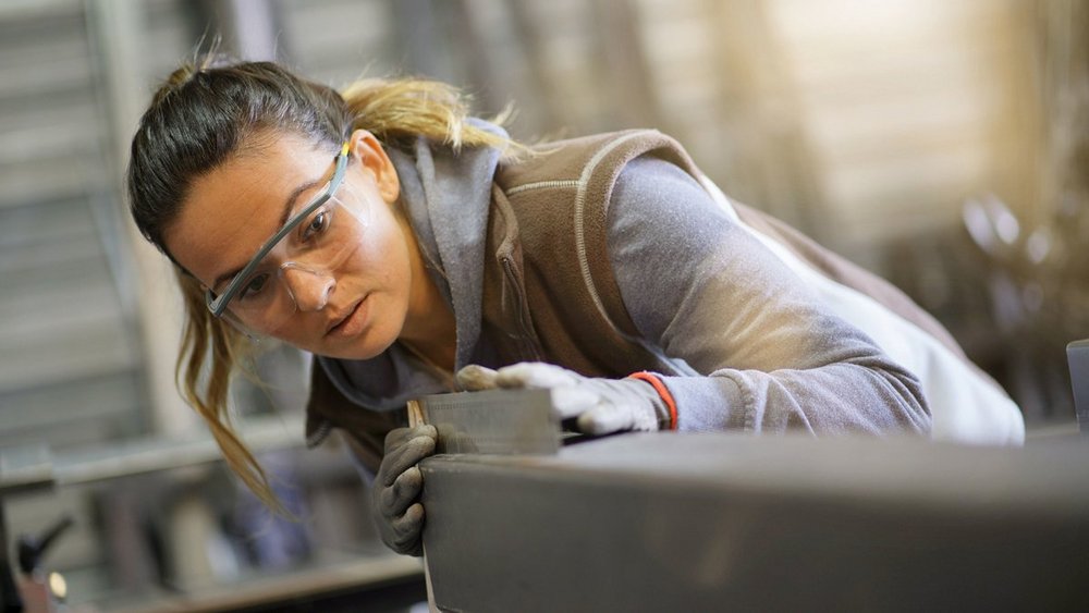 Une femme travaille dans l'industrie métallurgique