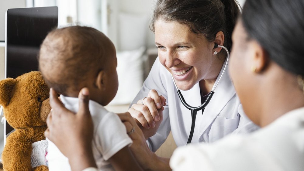 Une femme médecin s'occupe d'un jeune enfant