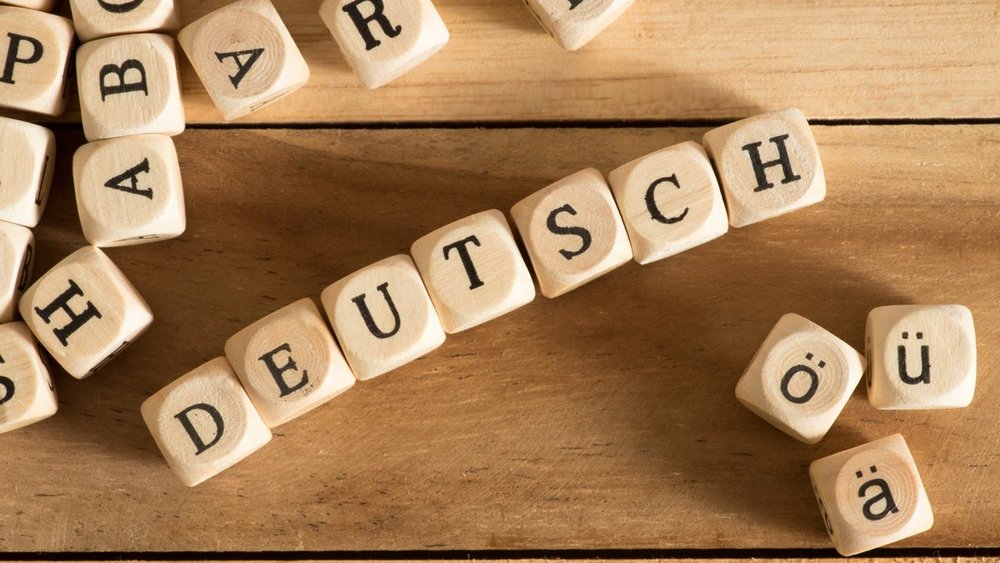 Une pile de lettres forme le mot "Deutsch".